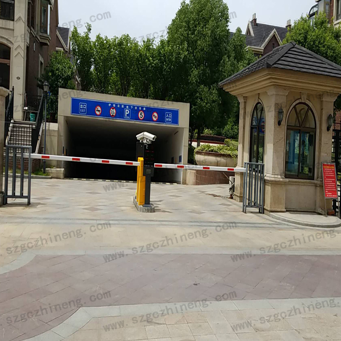 張家港伊頓花園別墅現(xiàn)場(chǎng)案例車(chē)牌識(shí)別加廣告道閘，人行通道閘（護(hù)外人臉識(shí)別加擺閘